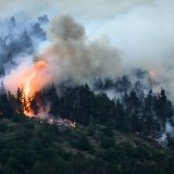 Le feu devrait se poursuivre toute la nuit.